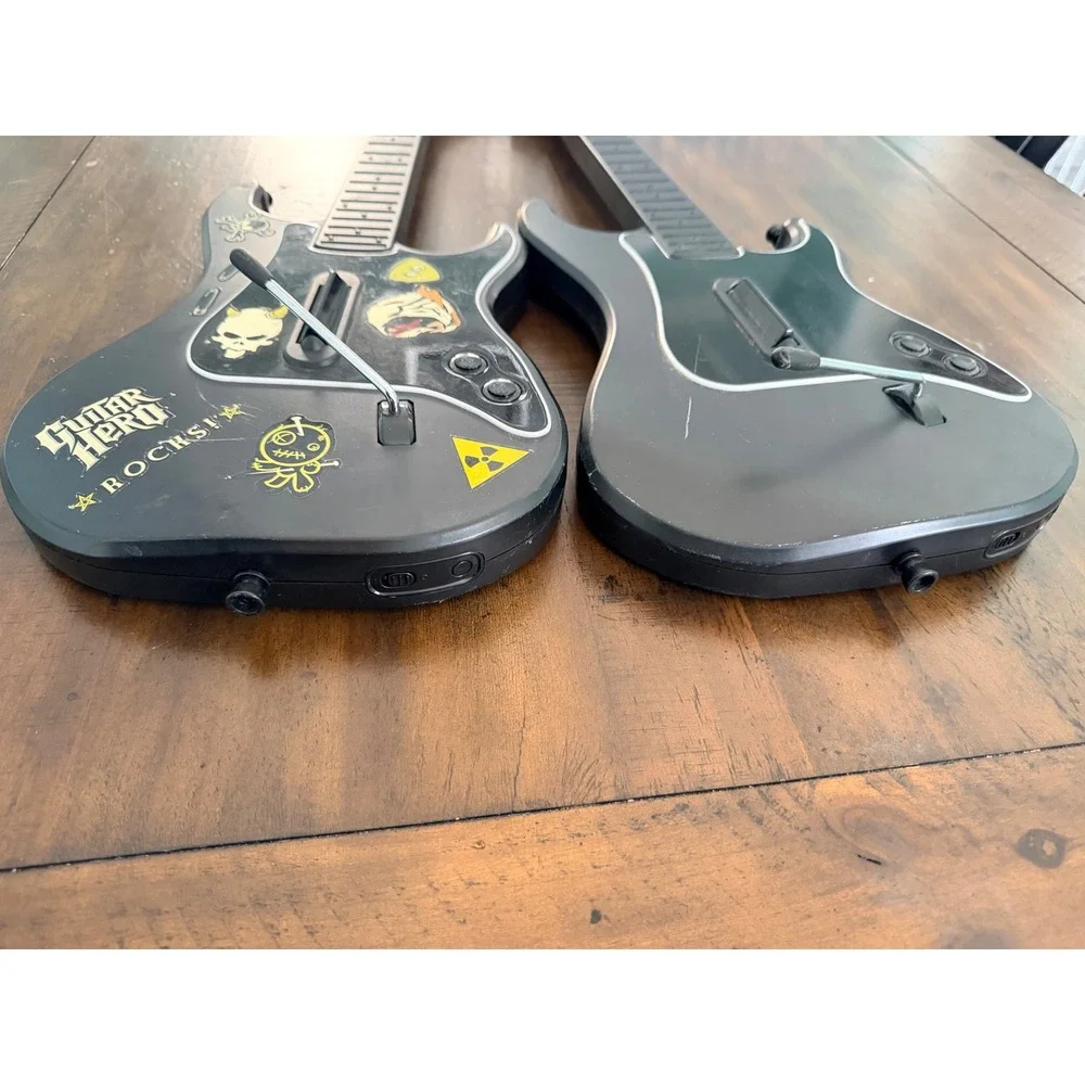 2 Guitar Hero Kramer Striker Wireless PS2 Controllers RedOctane 95119.805 Black